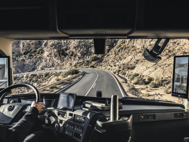 Volvo Trucks, Türkiye’deki İlk Kamera Monitör Sistemli Volvo FH16 4×2 780 HP’yi AGİT Nakliyat’a Teslim Etti!