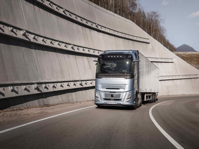 Volvo Trucks, Yakıt ve CO2 Tasarrufu Sağlayan, Dünyanın İlk Ağır Vasıta Stop/Start Motor Teknolojisini Tanıttı!