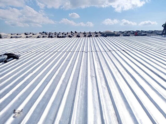 Metal ve sandviç panel çatılar için yüksek performanslı renovasyon çözümü: Ravaproof Bondstoper Alüminyum