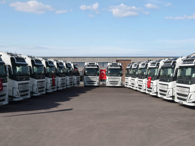 Volvo Trucks, ADES Uluslararası Nakliyat’a 30 adet Volvo FH 500 Teslim Etti!